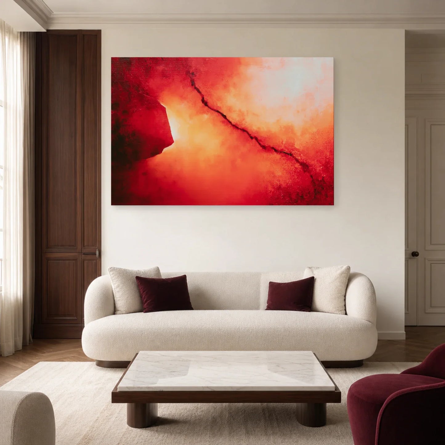 abstraction corail lumineuse traversée d’une fracture noire et blanche, présenté dans un salon contemporain