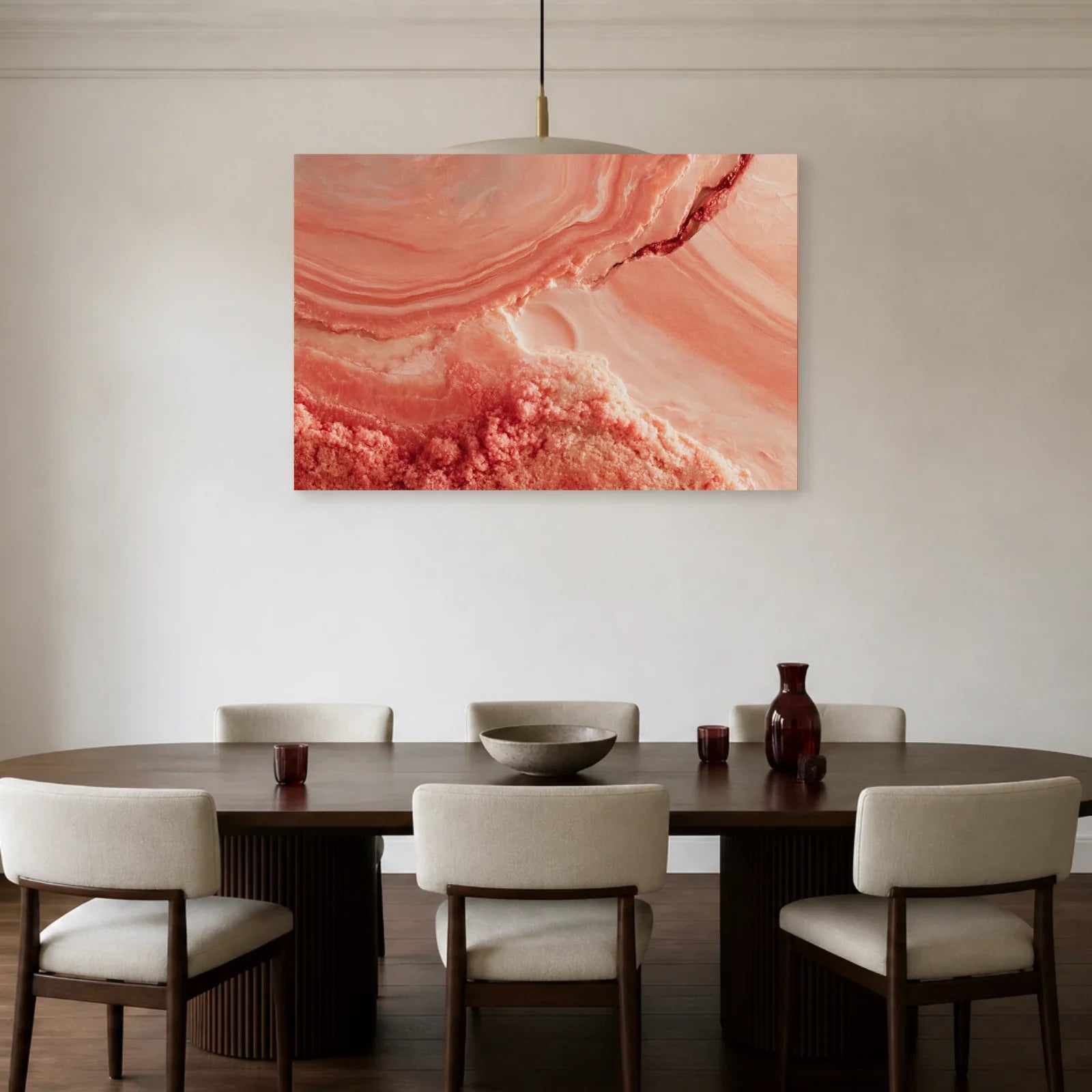 Tableau Vieux Rose Minéral présenté dans une salle à manger - Art Virtuoso