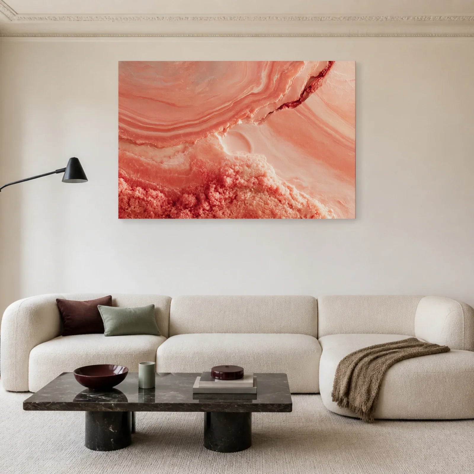 Tableau Vieux Rose Minéral présenté dans un salon - Art Virtuoso