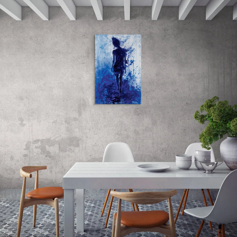 Tableau femme bleue avec silhouette abstraite sur un mur de salle à manger