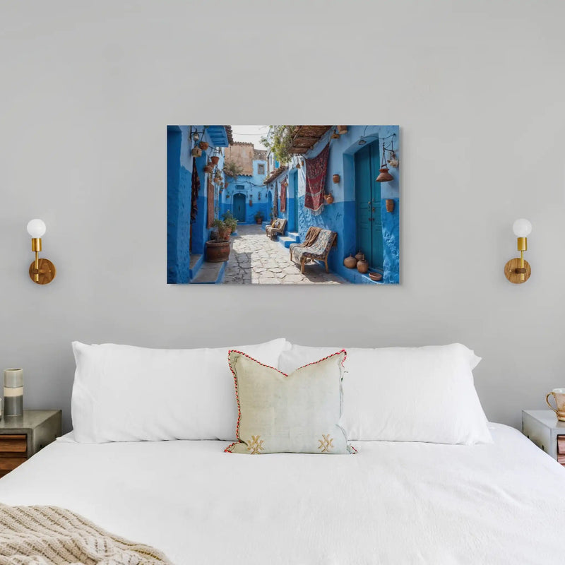 Ruelle bleue évoquant Chefchaouen au Maroc